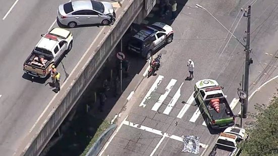 Agente de trânsito morreu ao ser atropelado e arremessado de viaduto - Reprodução / TV Globo