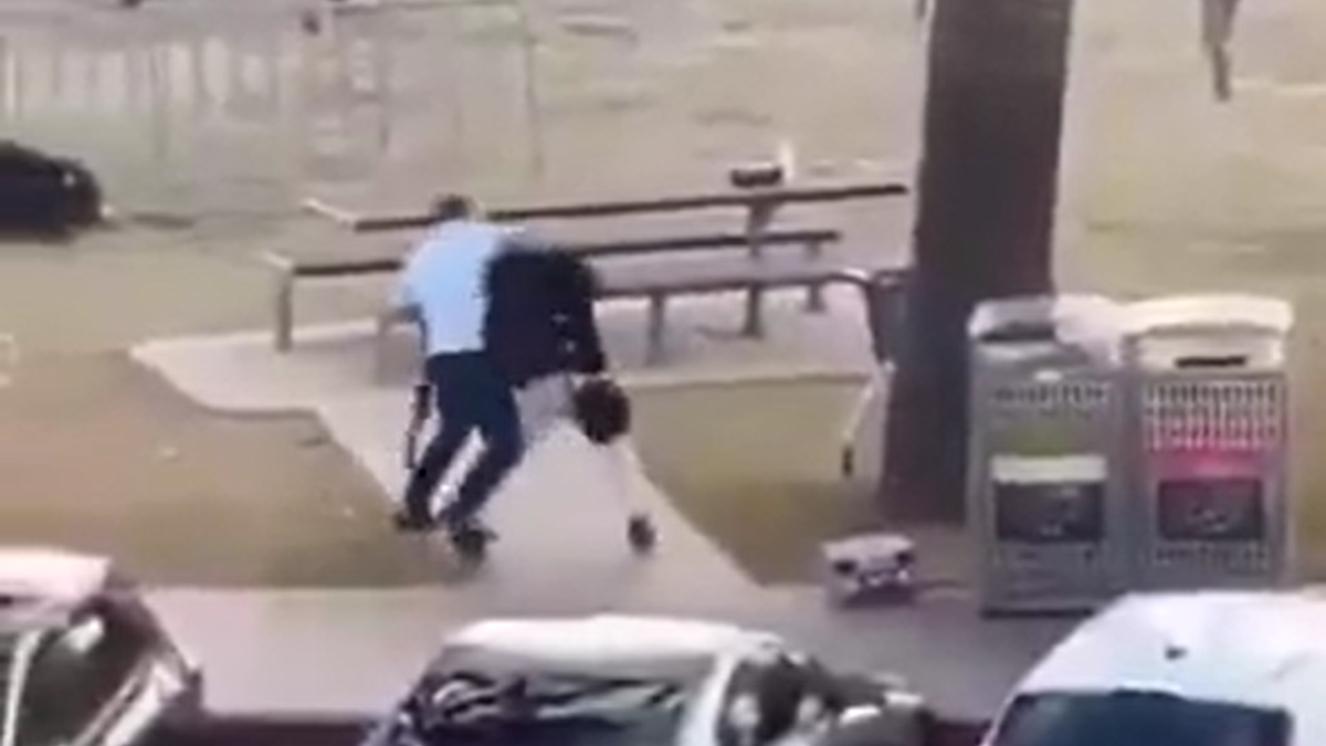 Quem é o homem que desarmou terrorista em praia de Sydney\u003B vídeo