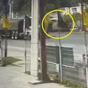 Vídeo mostra momento em que carro capota e derruba árvore em Maceió - Reprodução