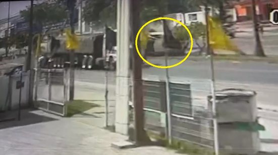 Vídeo mostra momento em que carro capota e derruba árvore em Maceió - Reprodução