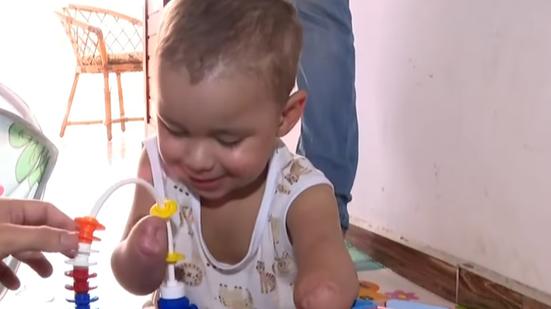 Noaha está de volta em casa e tem surpreendido a família com a adaptação - Foto: Reprodução/TV Pajuçara