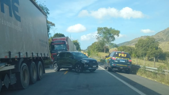 A Polícia Rodoviária Federal acompanha a situação no local - Foto: Cortesia ao TNH1