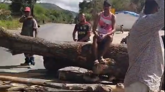 Indígenas bloqueiam BR-101 em protesto por morte de membro da aldeia - Foto: Cortesia ao TNH1