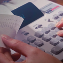 Além da devolução do dinheiro, a empresa deverá pagar R$ 10 mil de indenização por danos morais; a decisão é da 7ª Vara Cível da Capital - Arte: Dicom TJAL.