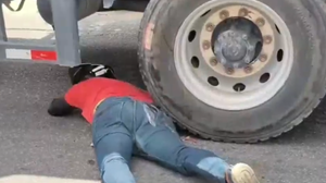 Apesar do susto, a vítima recebeu atendimento no local e não corre risco de vida. - Foto: Reprodução