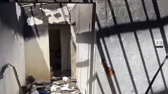 Residência foi completamente destruída pelas chamas - Foto: Reprodução / TV Pajuçara