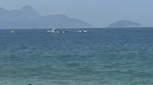 Ultraleve cai no mar em Copacabana - Foto: Reprodução