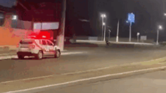 Após a perseguição, os suspeitos foram alcançados e detidos. - Foto: Reprodução