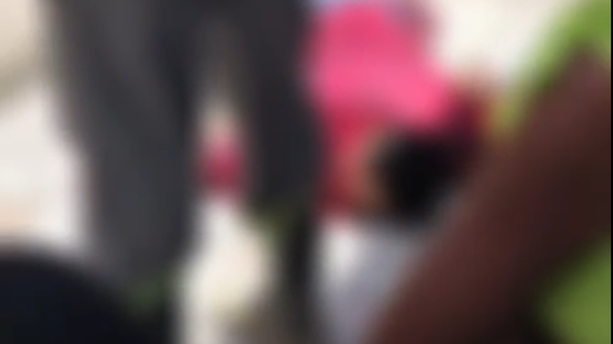 Vítima estava em uma calçada, em frente à praça, quando foi atingido pelos disparos - Foto: Reprodução