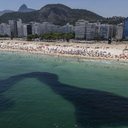 Cardume de peixes forma mancha escura na praia de Copacabana, na zona sul do Rio de Janeiro, em dia de intenso calor, com banhistas aproveitando o início do verão cidade - Eduardo Anizelli / Folhapress