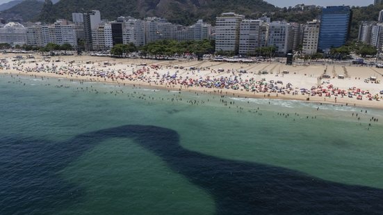 Cardume de peixes forma mancha escura na praia de Copacabana, na zona sul do Rio de Janeiro, em dia de intenso calor, com banhistas aproveitando o início do verão cidade - Eduardo Anizelli / Folhapress