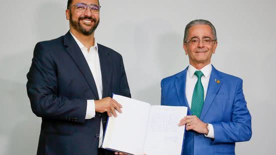Secretário especial de relações institucionais no Gabinete Civil, Felipe Cordeiro, e o desembargador Fábio Bittencourt durante solenidade nesta terça (2), no Palácio dos Palmares. Foto: Caio Loureiro/TJAL