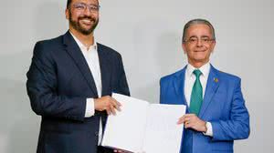 Secretário especial de relações institucionais no Gabinete Civil, Felipe Cordeiro, e o desembargador Fábio Bittencourt durante solenidade nesta terça (2), no Palácio dos Palmares. Foto: Caio Loureiro/TJAL