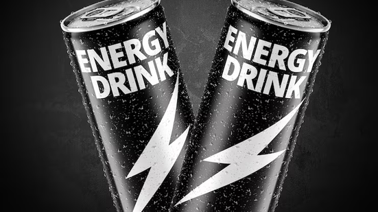 Bebidas energéticas contêm alta quantidade de cafeína e, em excesso, podem levar à agitação e à dificuldade para dormir - Feito com I. A.