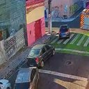 Imagem Novo vídeo mostra caminhonete ligada descendo ladeira sem motorista após acidente com caminhão dos Bombeiros