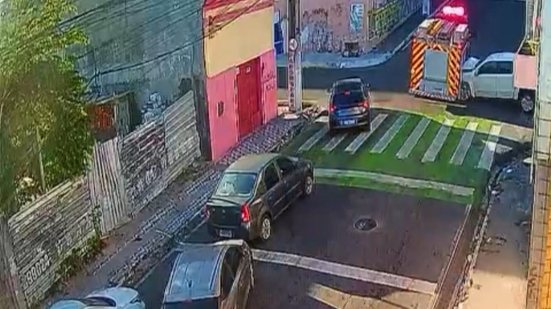 Imagem Novo vídeo mostra caminhonete ligada descendo ladeira sem motorista após acidente com caminhão dos Bombeiros