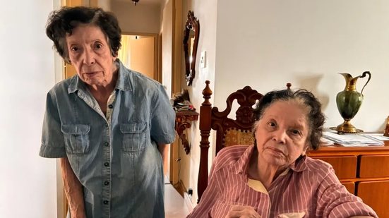 Helena (à esquerda) e Ilizia, de 90 e 88 anos, subiram oito andares após ficarem sem luz - Lucas Perez / Uol