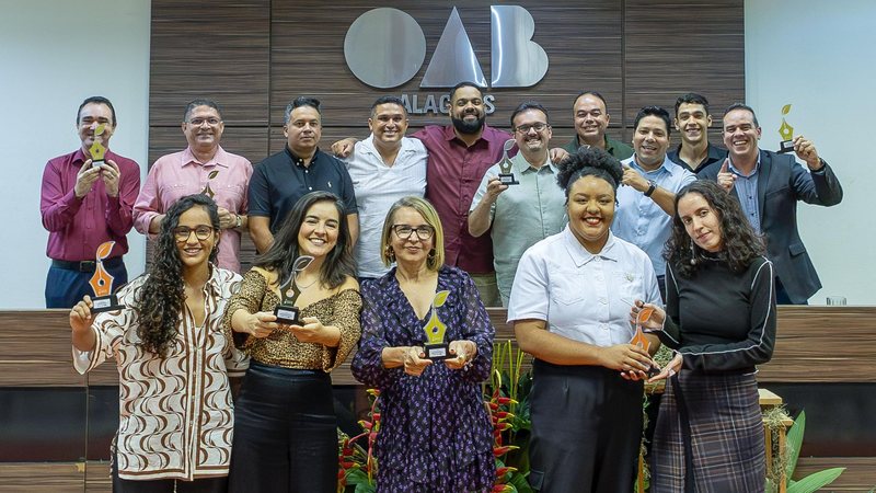 Vencedores do 1º Prêmio IMA de Jornalismo Ambiental subiram ao palco para receber seus troféus - Thiago Sampaio / Agência Alagoas