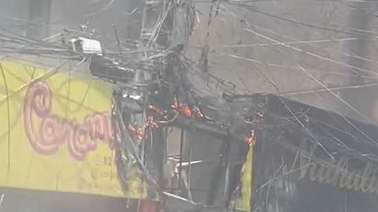 Imagem Incêndio atinge poste de energia e assusta moradores no Jacintinho