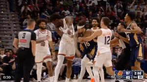 Jogadores trocam socos em jogo da NBA entre Pelicans e Suns - Reprodução / NBA