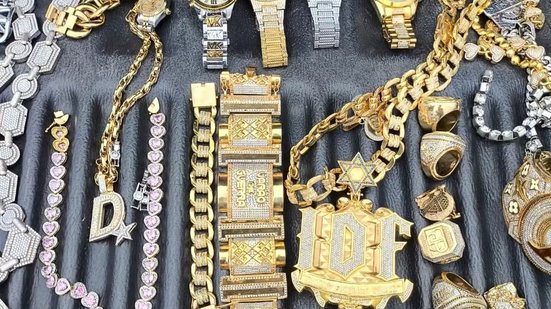 Joias foram apreendidas com a família do traficante Peixão - Reprodução / PRF