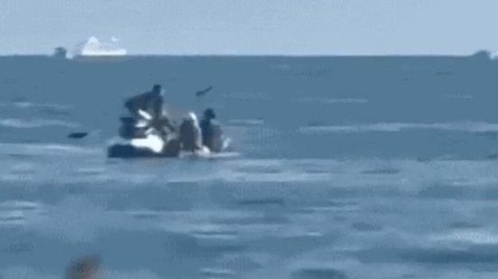 Ladrão bateu com o remo na cabeça de uma das vítimas durante assalto em São Vicente (SP) - Reprodução