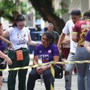 Lucia Aparecida da Silva (mãe segurando uma rosa branca), durante o velório de Tainara Souza, morta pelo ex-namorado, no Cemitério da Vila Alpina - Zanone Fraissat / Folhapress