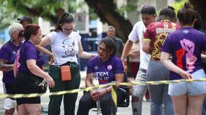 Lucia Aparecida da Silva (mãe segurando uma rosa branca), durante o velório de Tainara Souza, morta pelo ex-namorado, no Cemitério da Vila Alpina - Zanone Fraissat / Folhapress