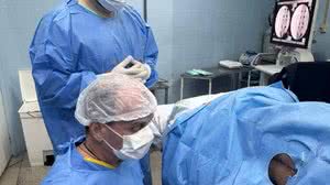 Médicos realizam aplicação da polilaminina em um hospital filantrópico de Cachoeiro do Itapemirim (ES); paciente de 37 anos passa bem - Arquivo pessoal