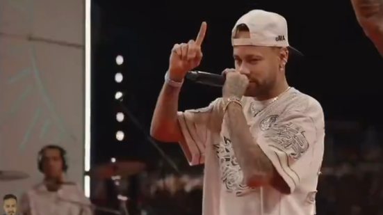 Durante o "Tardezinha", show do cantor Thiaguinho ocorrido neste sábado (20) - o atacante do Santos pediu "ajuda" do treinador da seleção brasileira ao falar sobre sua participação na Copa do Mundo de 2026 - Reprodução / Tardezinha