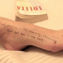 Mulher com trechos do livro Lolita escrita pelo corpo está entre as fotos do espólio de Jeffrey Epstein - Comissão de Supervisão da Câmara dos EUA