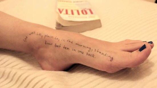 Mulher com trechos do livro Lolita escrita pelo corpo está entre as fotos do espólio de Jeffrey Epstein - Comissão de Supervisão da Câmara dos EUA