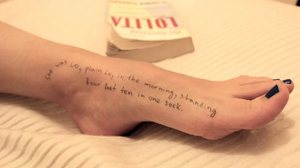 Mulher com trechos do livro Lolita escrita pelo corpo está entre as fotos do espólio de Jeffrey Epstein - Comissão de Supervisão da Câmara dos EUA