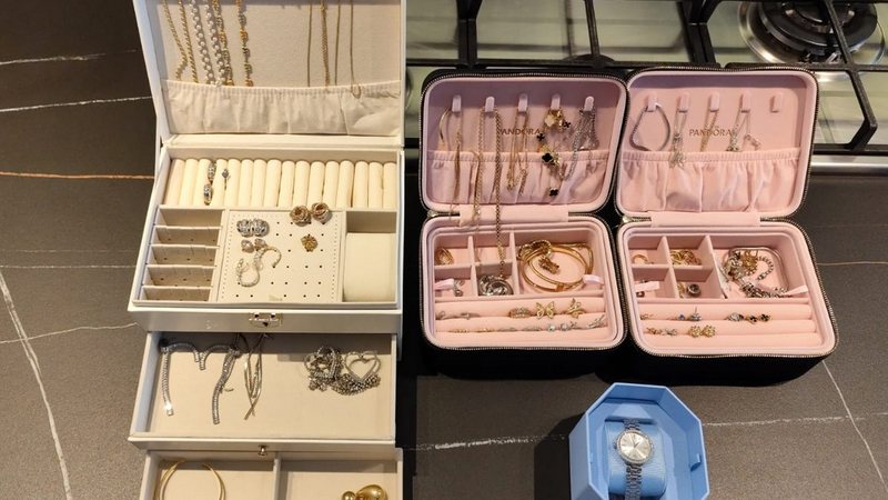 Joias avaliadas em R$ 300 mil foram apreendidas pela PF durante cumprimento de mandados que investigam desvio milionário na Saúde de Alagoas - Polícia Federal