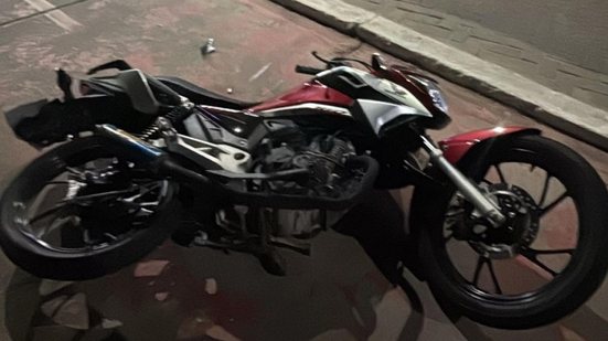 Suspeito perdeu o controle da moto durante fuga no bairro de Cruz das Almas - Foto: Oplit