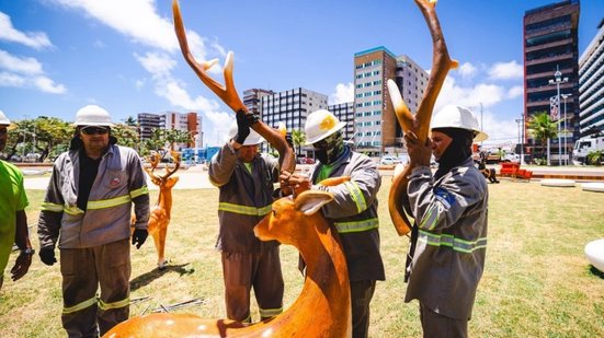 Ornamentação natalina é alvo de vandalismo dias após instalação na orla da Pajuçara - Jonathan Lins / Secom Maceió