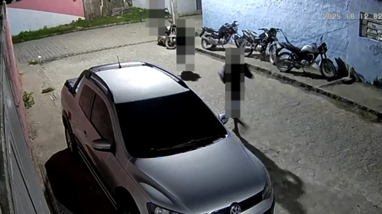 Suspeitos simularam serem policiais e invadiram a residência da vítima, efetuando diversos disparos - Reprodução