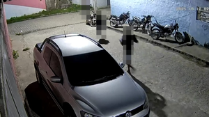 Suspeitos simularam serem policiais e invadiram a residência da vítima, efetuando diversos disparos - Reprodução