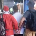 Policial disfarçado de Papai Noel prende foragido em Porto Alegre - Reprodução / PC-RS