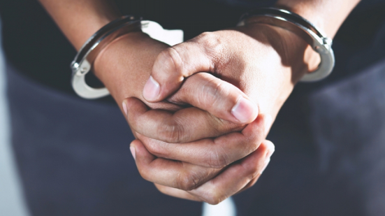 Homem com mandado de prisão em aberto é detido após abordagem no Vergel - Foto: Freepik