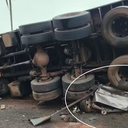 Quatro pessoas morreram após caminhão tombar em cima do carro delas na Rodovia Armando de Sales Oliveira (SP-322), em Monte Azul Paulista (SP) - CWB Comunicação Marcelo Rosa