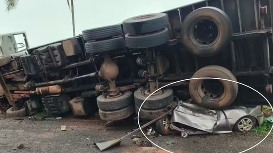Quatro pessoas morreram após caminhão tombar em cima do carro delas na Rodovia Armando de Sales Oliveira (SP-322), em Monte Azul Paulista (SP) - CWB Comunicação Marcelo Rosa