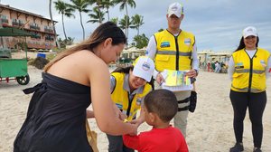 Imagem Banhistas recebem pulseiras de identificação nas praias de Maceió e do Francês