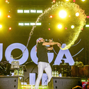 A atitude do artista emocionou o público que acompanhava o evento no Centro da cidade - Foto: Thiago Sampaio/ Agência Alagoas