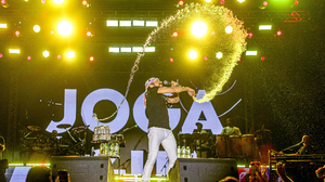 A atitude do artista emocionou o público que acompanhava o evento no Centro da cidade - Foto: Thiago Sampaio/ Agência Alagoas