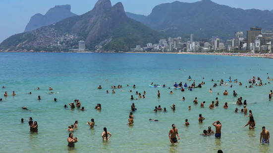 O avião monomotor fazia voos de propaganda quando caiu na Praia de Copacabana - Foto: Agência Brasil
