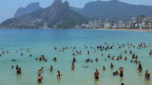O avião monomotor fazia voos de propaganda quando caiu na Praia de Copacabana - Foto: Agência Brasil