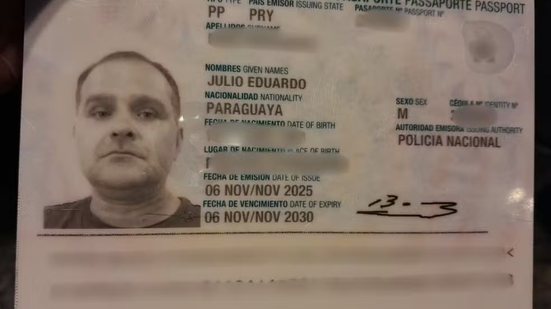 Silvinei pouco depois de ser preso no Aeroporto Internacional Silvio Pettirossi, em Assunção, no Paraguai - Polícia Paraguaia