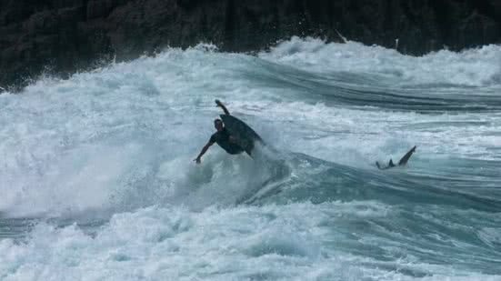 Surfista divide onda com tubarão em Noronha - Bruno Galvão