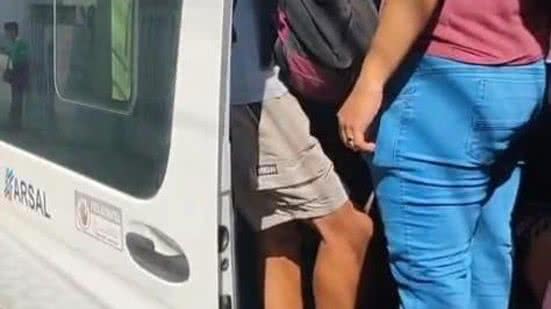 Imagem DMTT aborda van superlotada e com tacógrafo vencido, na Av. Siqueira Campos